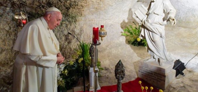 Папата Фрањо ја посети пештерата и базиликата Свети Павле