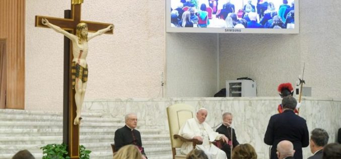 Папата: Правдата е веродостојна ако е без политичко влијание