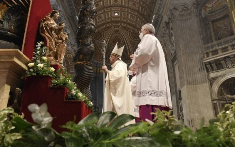 Папата на Велики Четврток: Очите на свештенициете да бидат впeрени во Христос
