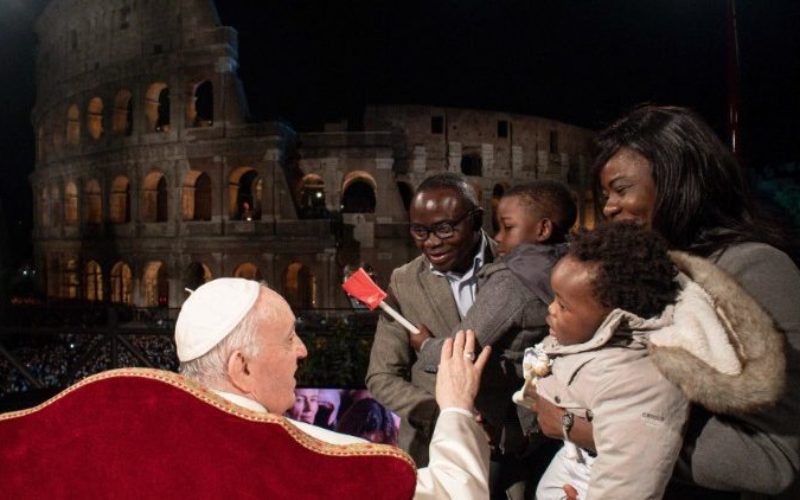 Молитва на Папата во Колосеумот: Разоружајте ја раката крената против братот