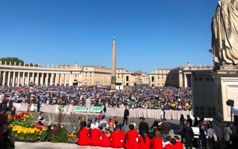 Папата на бдение со сто илјади италијански момчиња и девојки