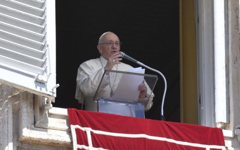Папата: Подобро е несовршена, но скромна вера која се враќа кај Исус