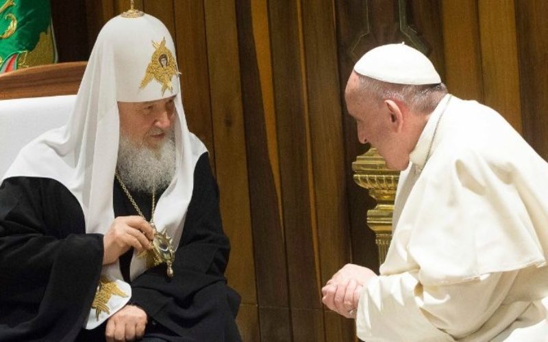 Папата до патријархот Кирил: Да бидеме миротворци за Украина