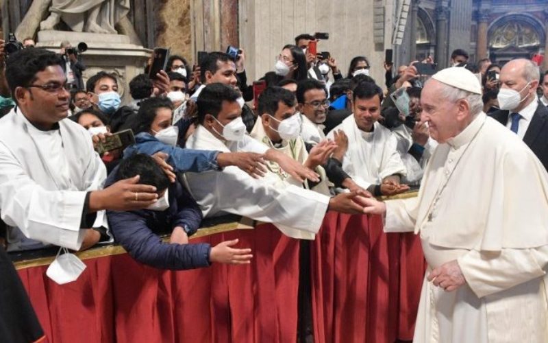 Папата: Нека се разјасни одговорноста за велигденските атентати во Шри Ланка