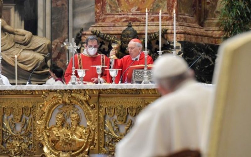 Папата ги откажа денешните обврски поради болки во коленото