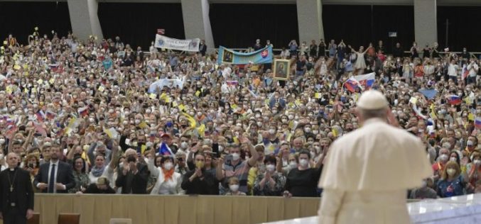 Папата прими поклоници од Словачка: Продолжете да се молите и да работите за мир