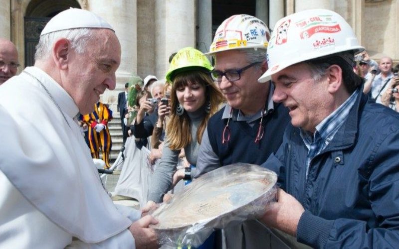 Папата повика на обезбедување достоинствена работа