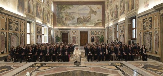 Папата: Универзитетот е привилегирано место за развој на култура на средба