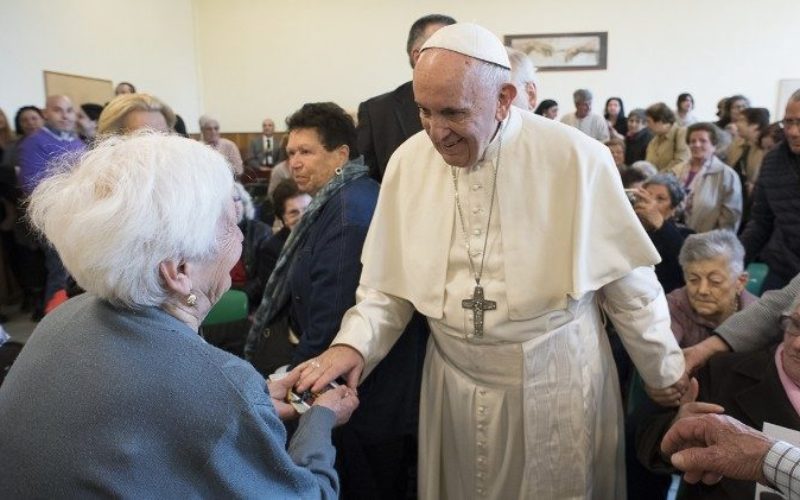 Папата Фрањо: Молитвите на бабите и дедовците и постарите можат да помогнат да се променат срцата