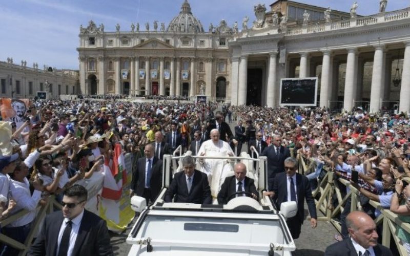 Папата: Во свет каде растат воените тензии, новите светци вдахнуваат патишта на дијалог