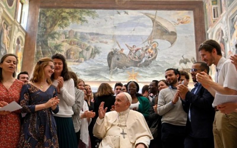 Папата: Политиката е средба, размислување и делување