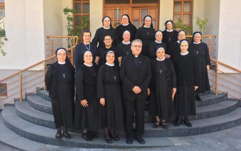 Сестрите Евхаристинки му го честитаа именденот на епископот Стојанов