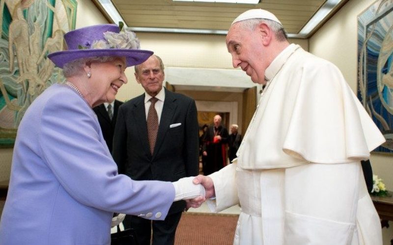 Честитки од Папата до кралицата Елизабета за 70-годишното владеење
