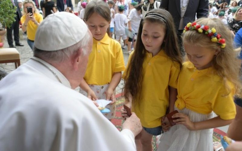 Папата: Сакам да одам во Украина, го чекам вистинскиот момент за тоа