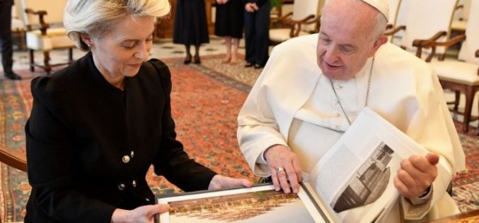 Папата Фрањо ја прими Урсула фон дер Лајен