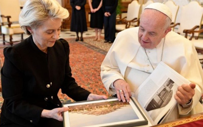 Папата Фрањо ја прими Урсула фон дер Лајен