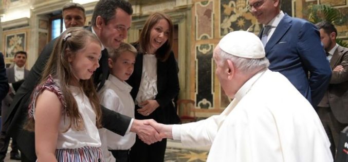 Папата Фрањо: Семејните мрежи се противотров за осаменоста