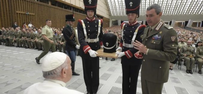Папата ги охрабри војниците кои ги штитат улиците на Рим: Помогнете им на луѓето да бидат добри граѓани