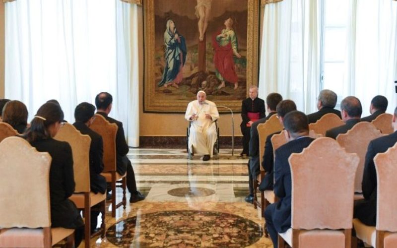 Папата: Треба да се земат предвид слабостите на свештеничките кандидати