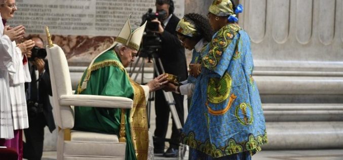 Папата на света Литургија со конгоанската заедница во Рим: Бидете нежни сведоци на мирот
