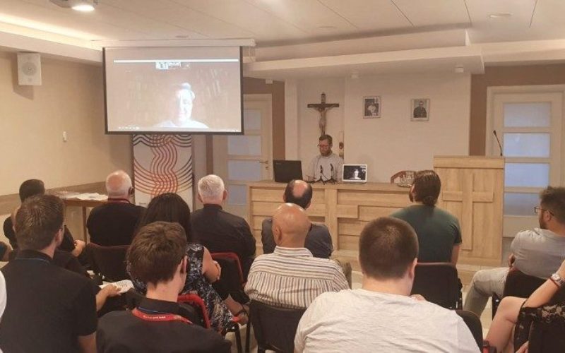 Кардиналот Греч зборуваше за синодата на екуменскиот форум на млади теолози