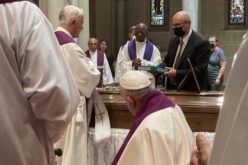 Папата Фрањо на погребот на отец Фарес