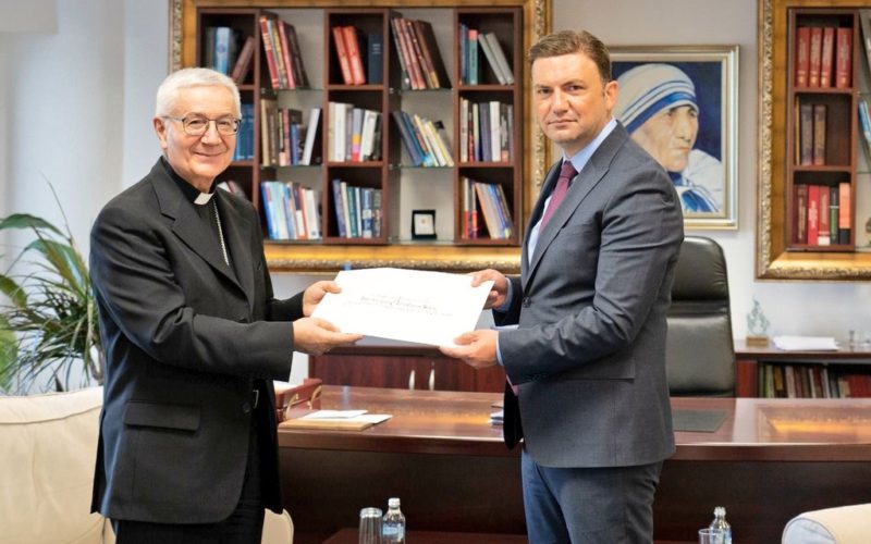 Апостолскиот нунциј Суријани ги предаде копиите од акредативните писма на министерот Османи