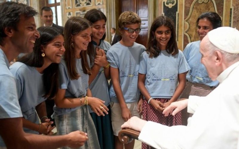 Папата: Иднината им припаѓа на младите кои имаат крилја, но и корени