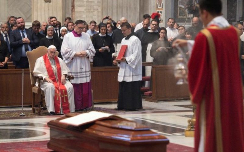 Испраќање од кардинал Јозеф Томко во Ватикан