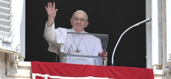 Папата: Марија ни кажува дека вистинската моќ е служењето, а да се владее значи да се љуби