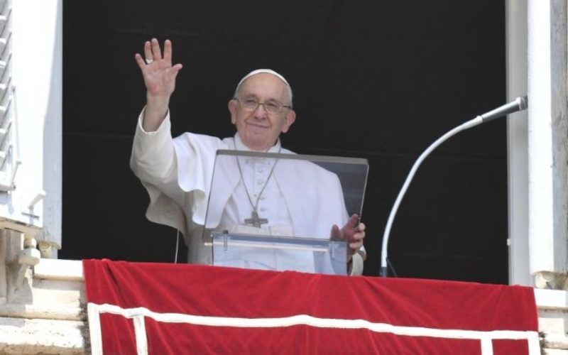 Папата: Марија ни кажува дека вистинската моќ е служењето, а да се владее значи да се љуби