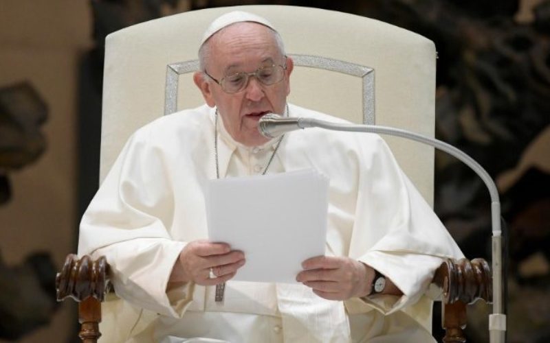 Папата повторно војната ја нарече „лудило“