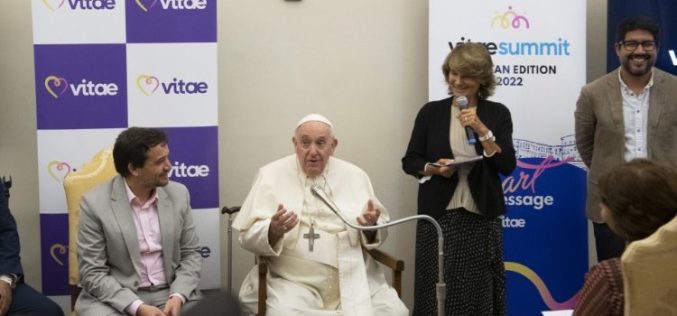 Папата Фрањо ги охрабри уметниците да ја промовираат убавината и вистината