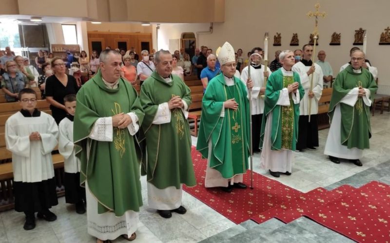 Скопје: Бискупот Стојанов го воведе во служба новиот катедрален парох