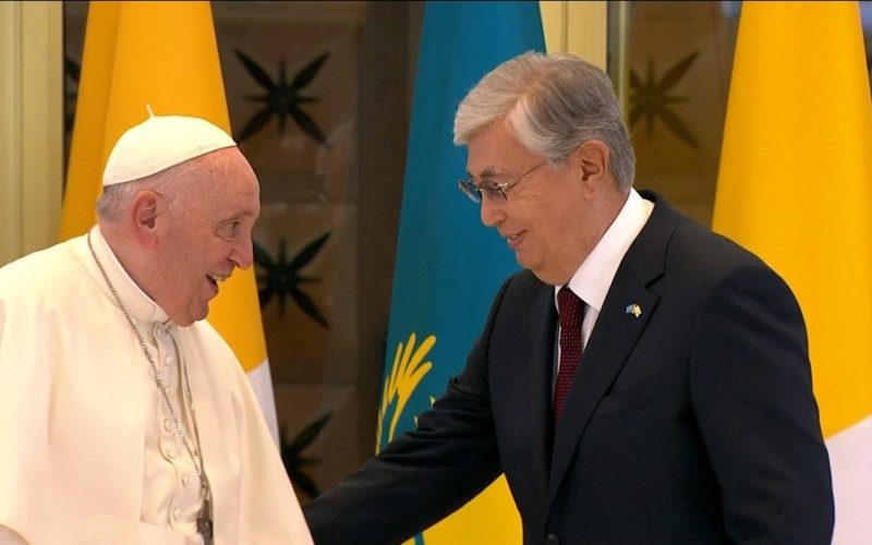Папата Фрањо пристигна во Казахстан