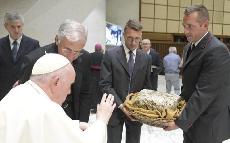 Папата до италијанските ходочасници: Градете куќа врз карпата на молитвата и братската заедница