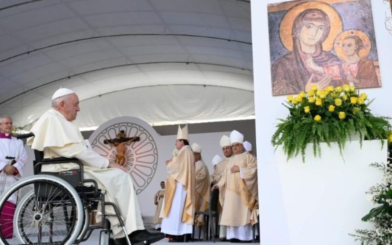 Папата и ги доверува на Богородица потребите на светот