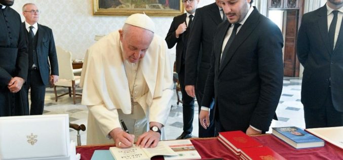 Папата Фрањо го прими црногорскиот премиер Абазовиќ