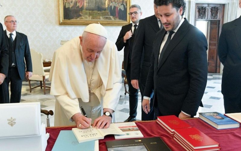 Папата Фрањо го прими црногорскиот премиер Абазовиќ