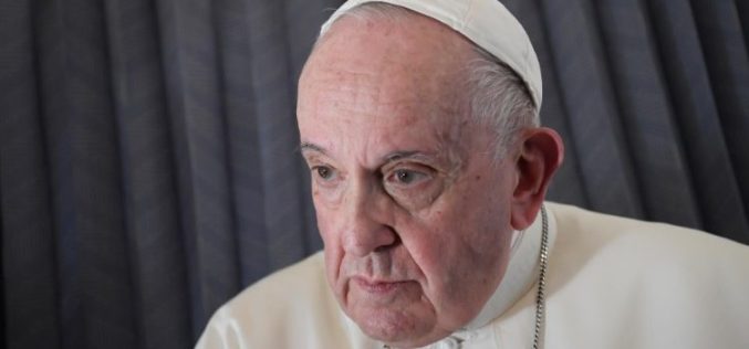 Папата повика на молитва за Украина