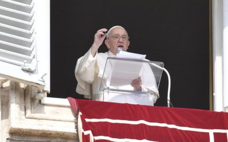Папата: Црквата ги прегрнува оние што се изгубени