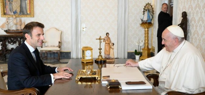 Средба на папата Фрањо со францускиот претседател Макрон, во центарот на разговорот, мирот во светот