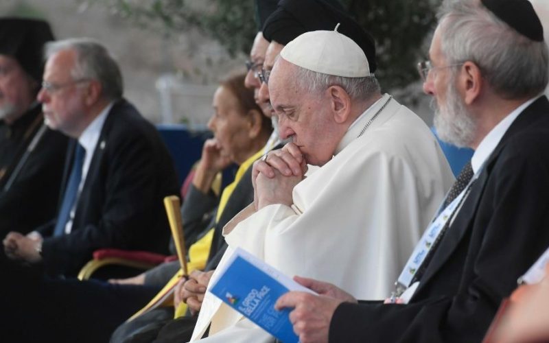 Папата ја предводеше меѓурелигиската молитва за мир во Колосеумот