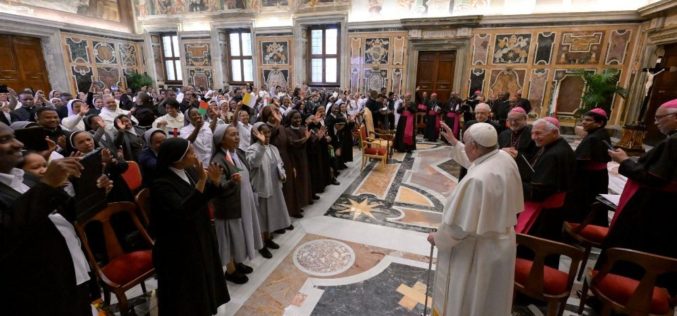 Папата: На нашиот свет, полн со себичност, потребно му е единство