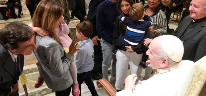 Папата: Црквата и државата треба да бидат блиску до семејствата