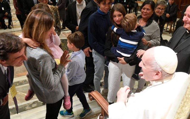 Папата: Црквата и државата треба да бидат блиску до семејствата