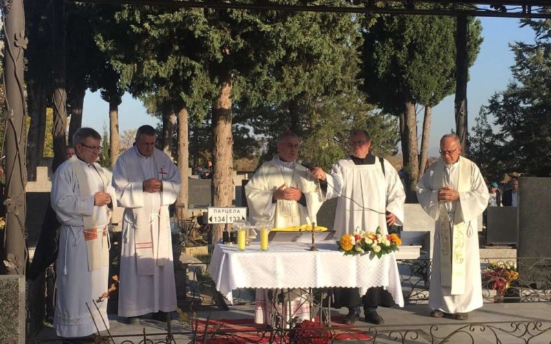 Бискупот Стојанов на празникот на Сите Свети служеше света Литургија на гробиштата Бутел во Скопје