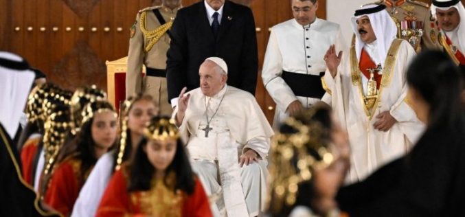 Папата во Бахреин: Војната е монструозна реалност; насекаде нека замолчи оружјето