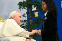 Папата во Бахреин: Драги млади, ни требате!
