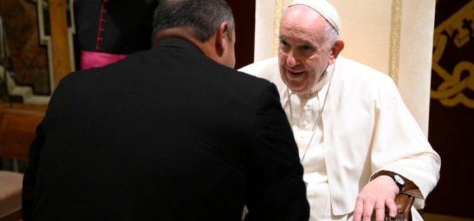 Папата до свештениците: Не бидете строги во исповедалницата